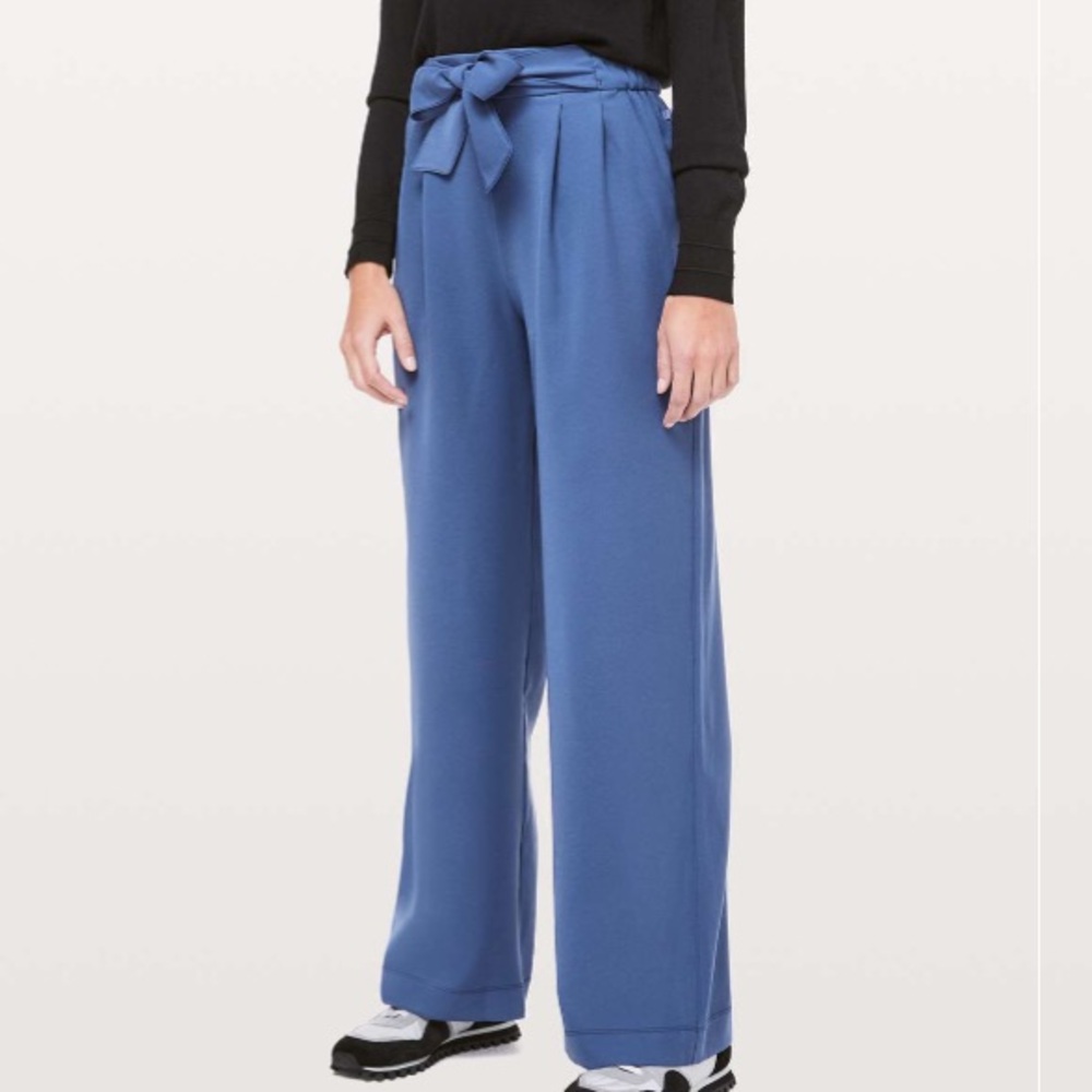 Lululemon Noir pant *Woven Gatsby blue size 10